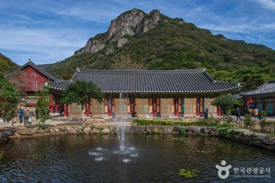 백양사 쌍계루와 연못·산 풍경 자료 사진