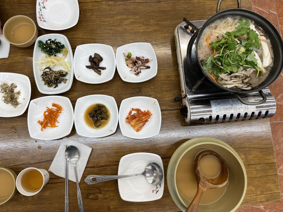 청룡 장모님 한식당의 전골과 반찬 상차림
