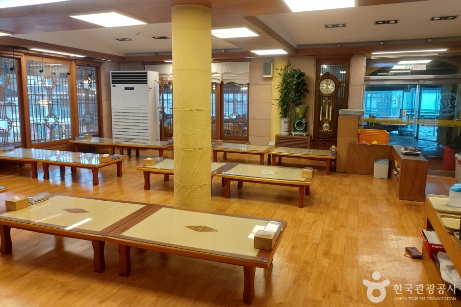 덕림산채식당의 밝은 좌식 식사 공간과 테이블