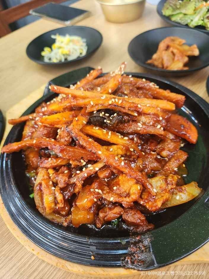 강천골식당의 불고기 요리와 채소 자료 사진
