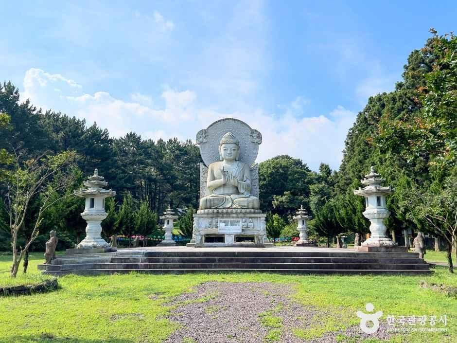 한라산 기슭 관음사의 석상과 숲 풍경