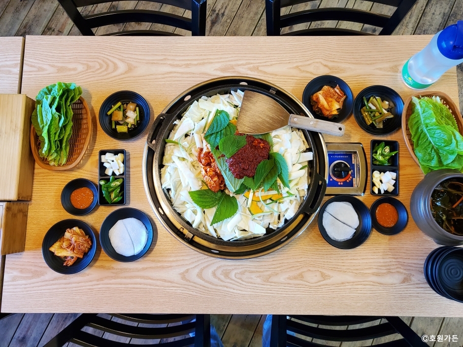 호원가든의 닭갈비와 반찬 상차림