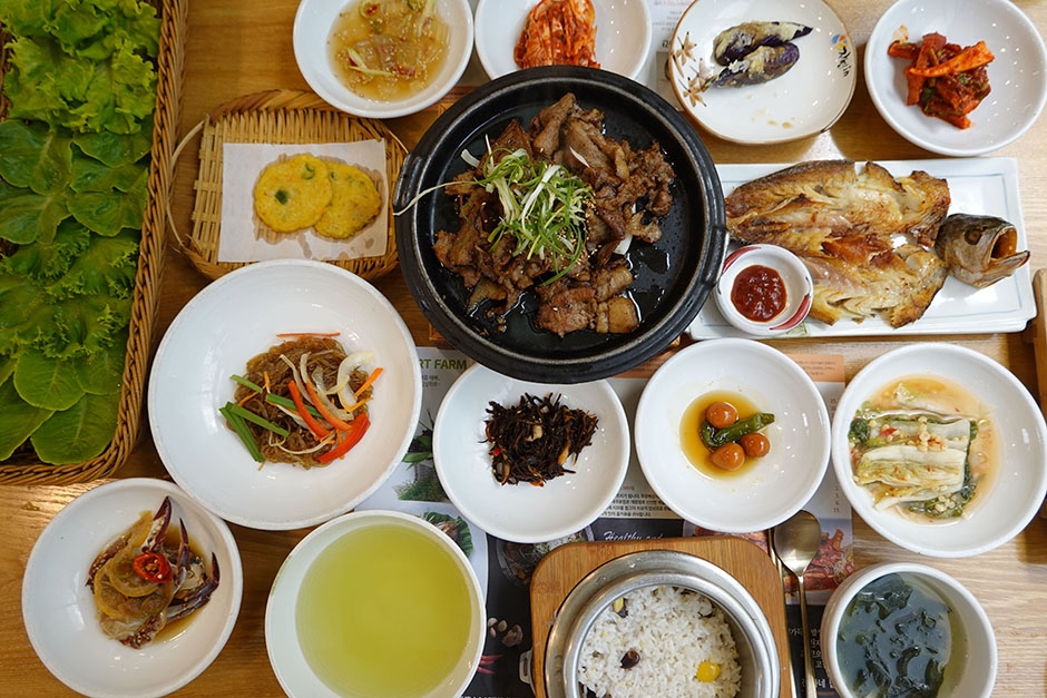 정가네밥상의 솥밥과 반찬 상차림