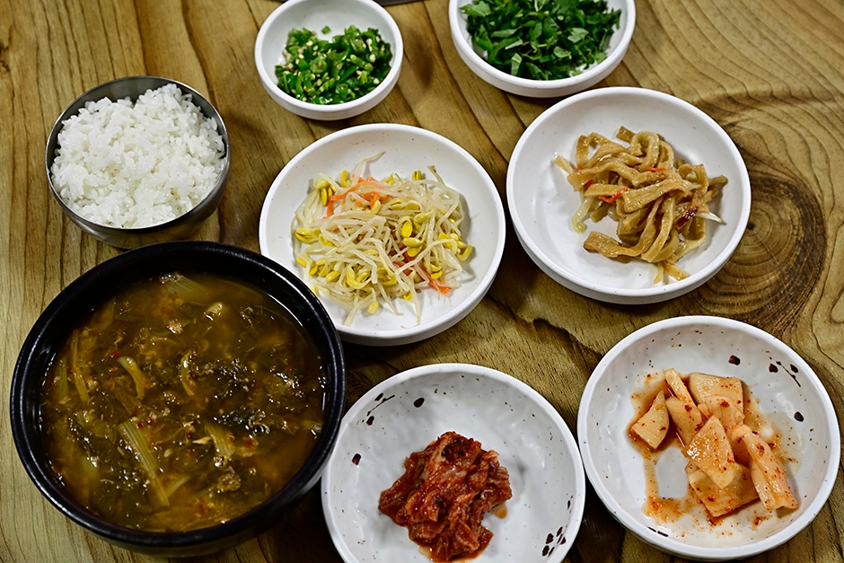 조샌집의 어탕과 밥·반찬 상차림