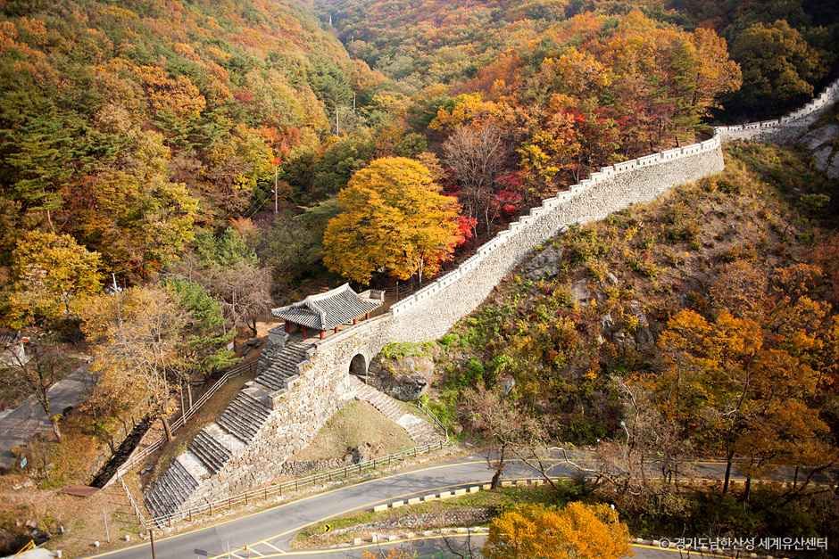 남한산성 성곽을 따라 펼쳐진 가을 단풍