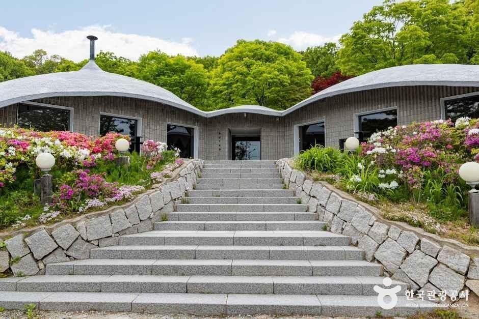 아우트로커피의 곡선형 외관과 야외 진입 공간
