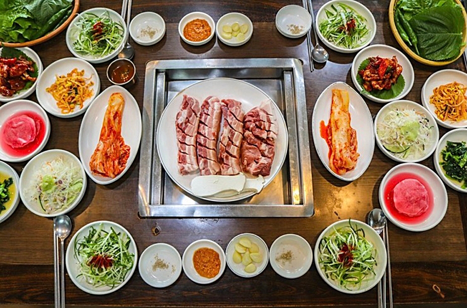 포도원흑돼지의 고기와 반찬 한 상
