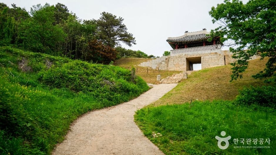 청주 상당산성의 성문과 성벽 진입로