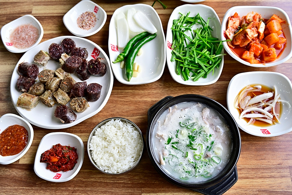 아제돼지국밥 김해율하본점의 국밥과 순대 상차림
