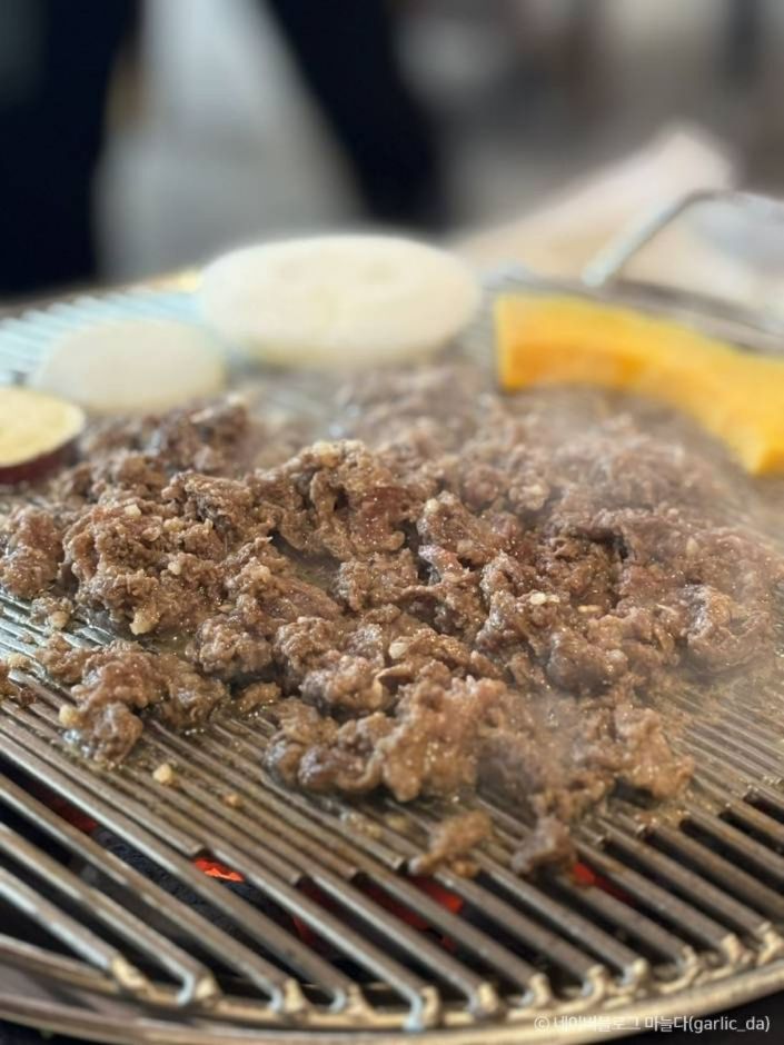 광안리 언양불고기부산집에서 불판에 굽는 불고기