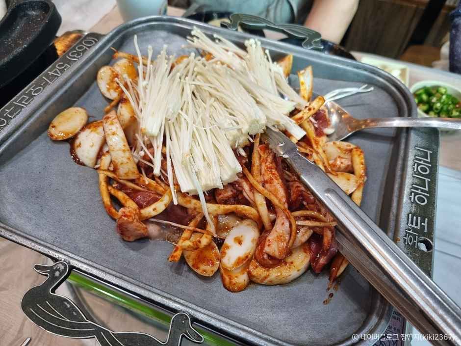 후백제의 오리 주물럭과 채소