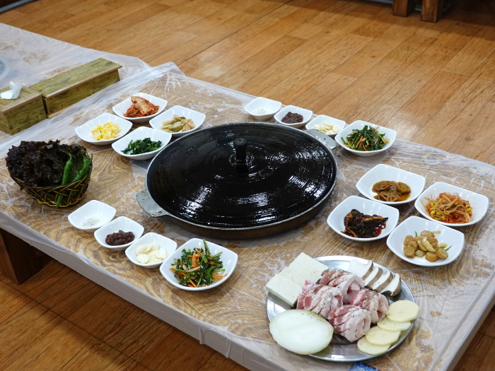 아들부자집의 솥뚜껑 삼겹살과 반찬 상차림