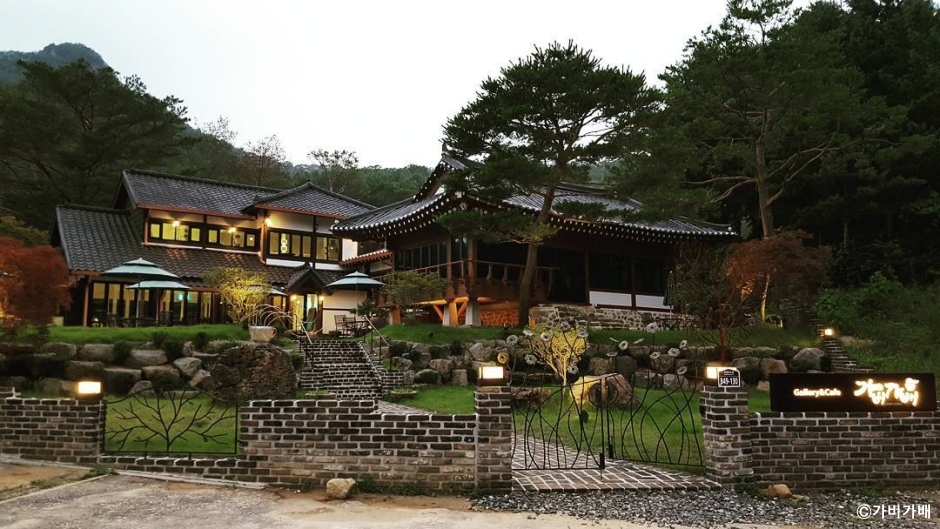 가비가배의 한옥 건물과 산정호수 방향 정원