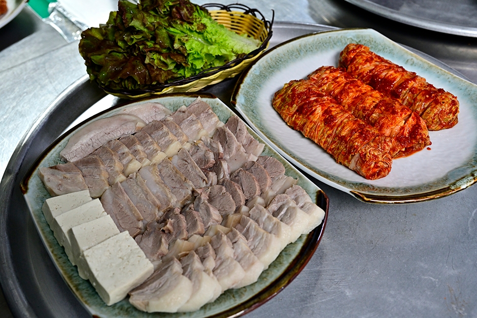 국밥과보쌈의 보쌈과 김치 상차림