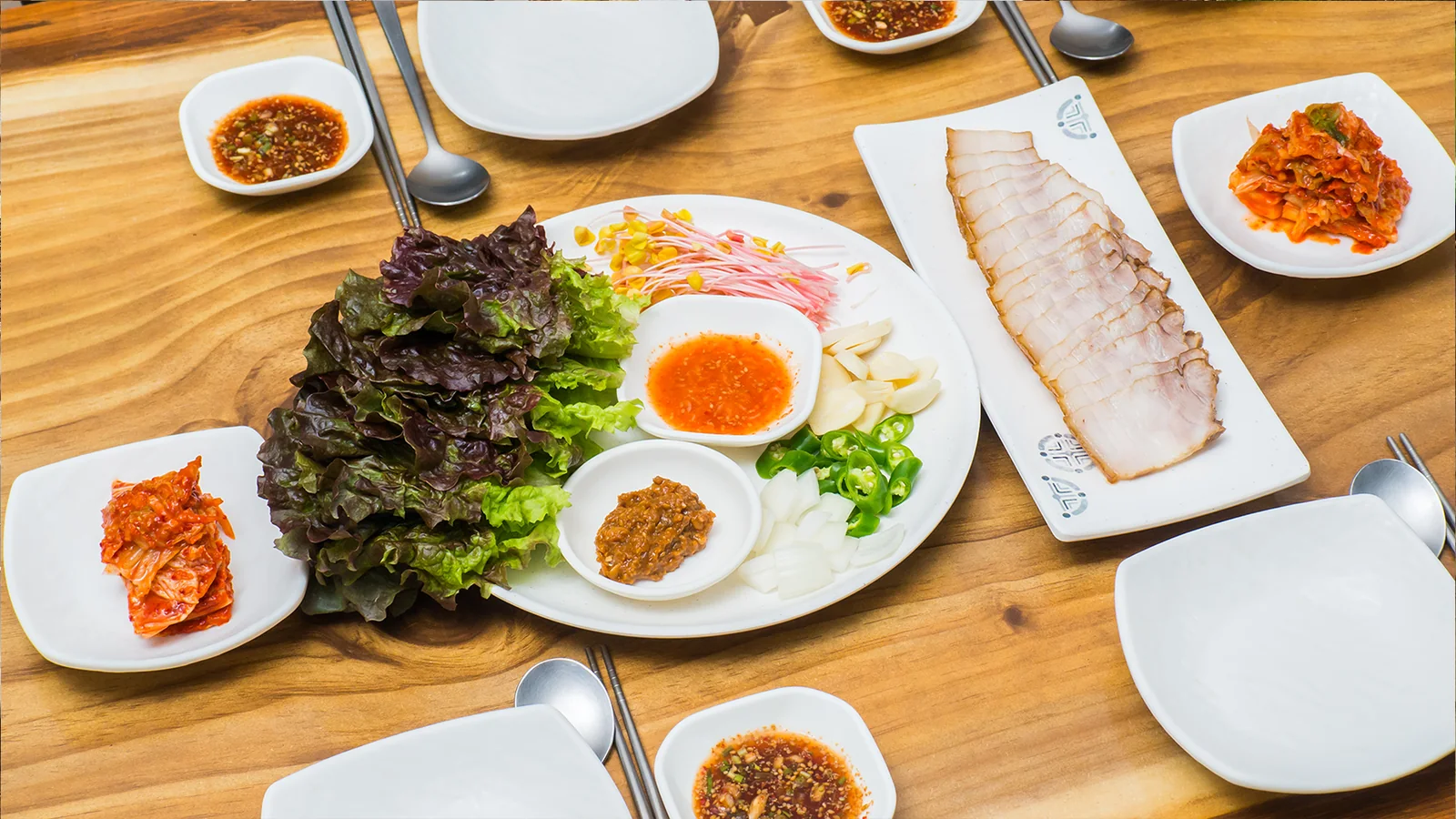 경강막국수의 막국수와 수육 상차림