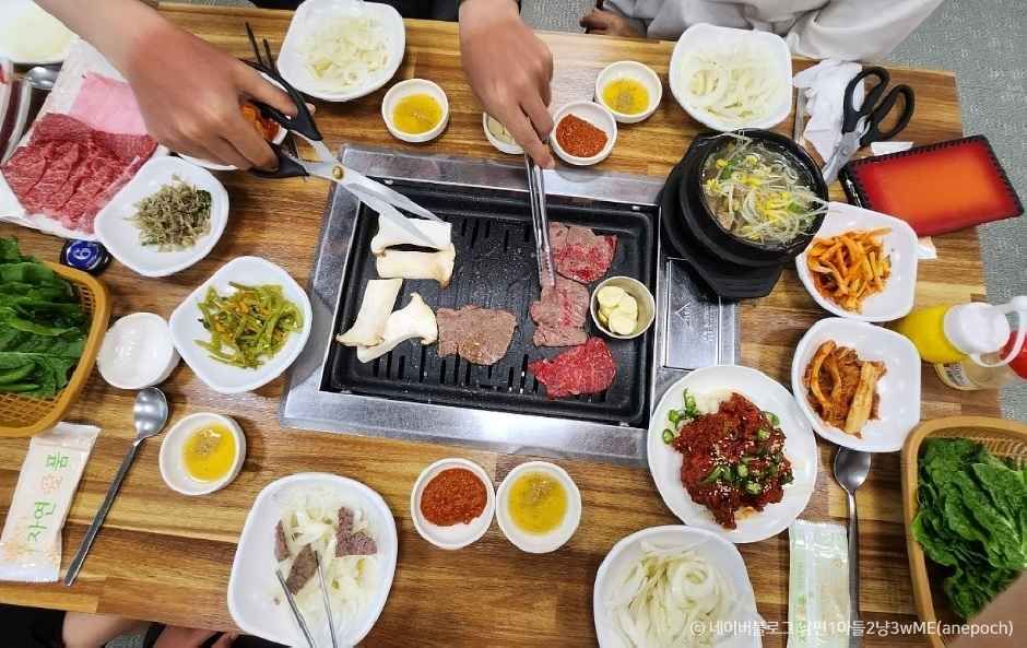 고흥한우직판장의 한우 구이와 식사 상차림