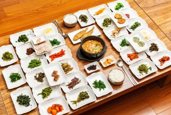 별미가든의 다양한 반찬과 찌개 상차림