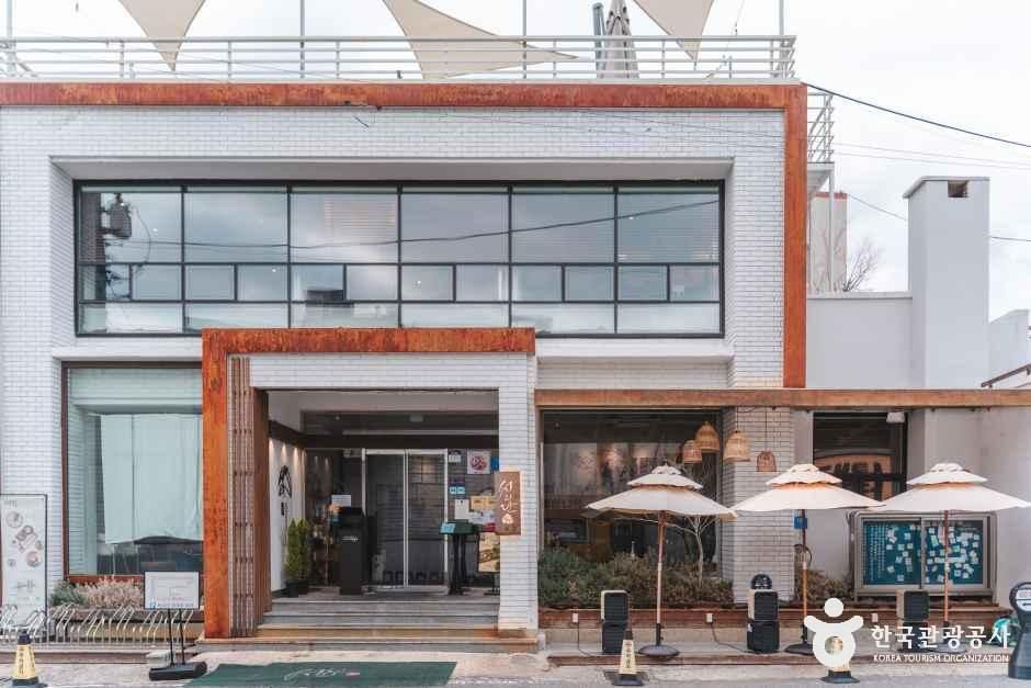 서리단 양산물금본점의 건물과 입구