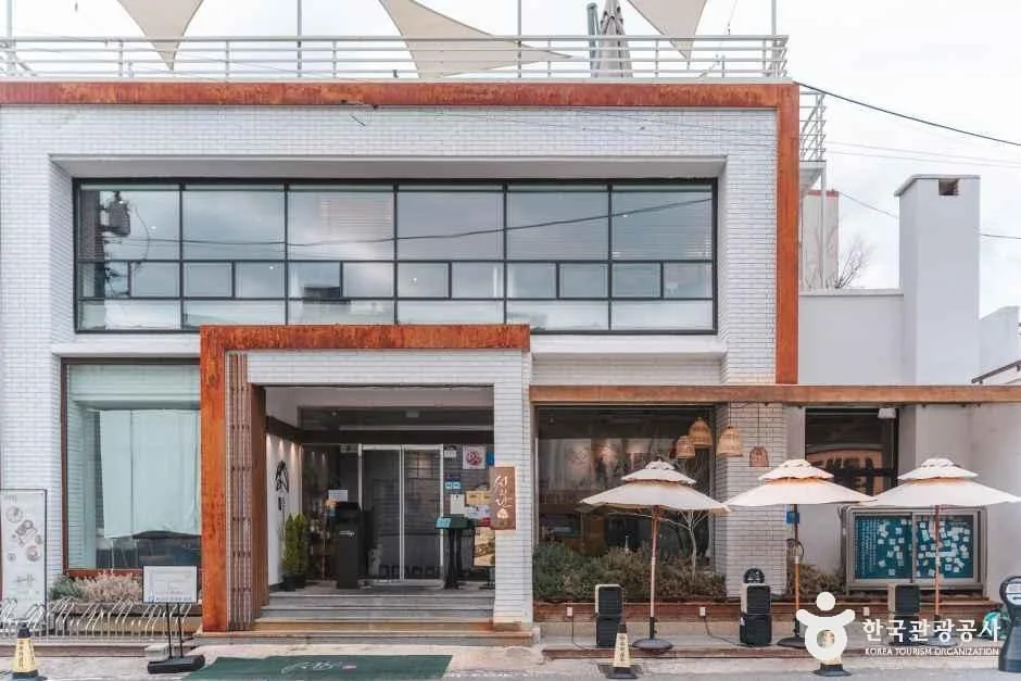 서리단 양산물금본점의 건물과 입구