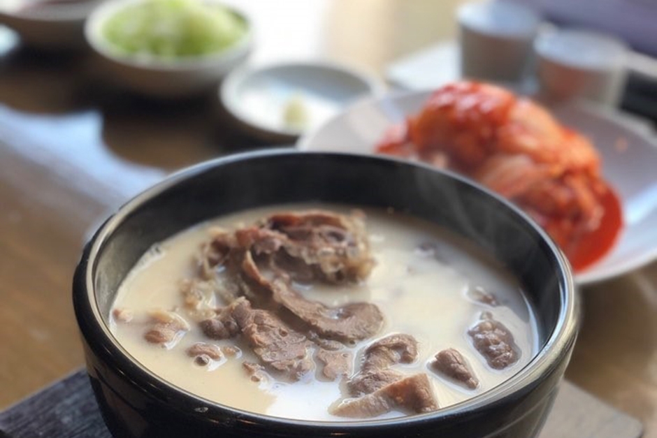 거대곰탕의 곰탕과 김치 한상