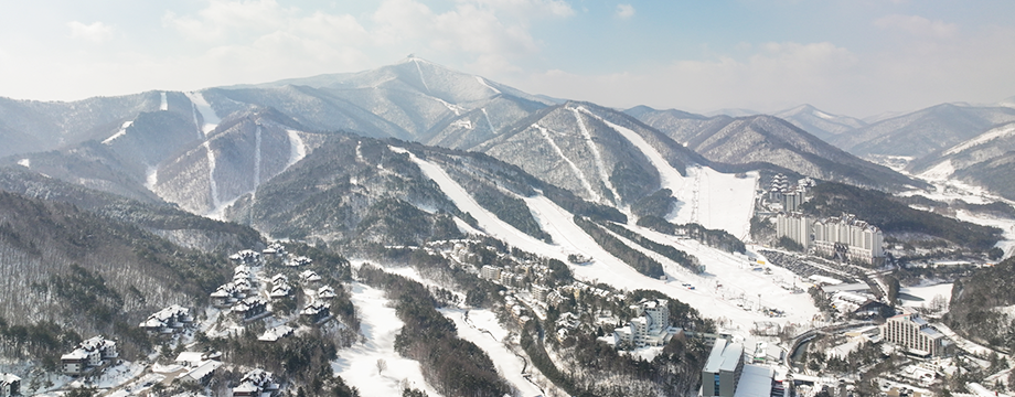 모나용평의 설산과 슬로프 전경